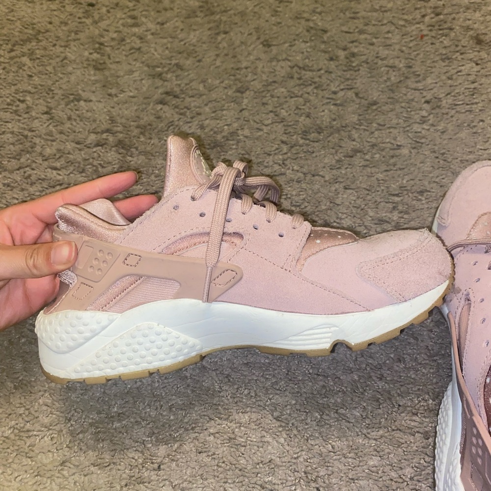 Women’s pink Nike Huaraches